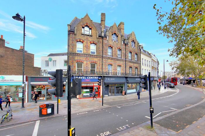 3 Bedroom Flat To Rent In The Pavement, Clapham Common, SW4