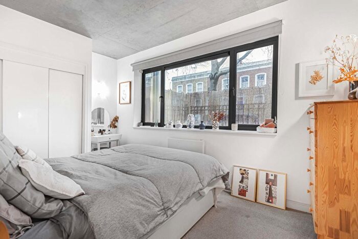 2 Bedroom Flat For Sale In Coleman Fields, Islington, London, N1