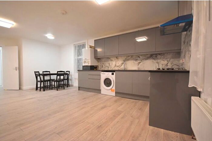 3 Bedroom Flat To Rent In Parklands Road, London, SW16