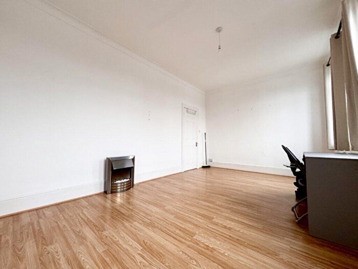 2 Bedroom Flat To Rent In Bowes Road, Arnos Grove, N11