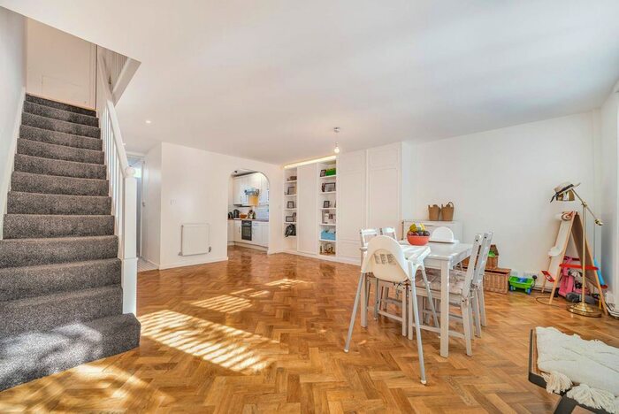 3 Bedroom Flat To Rent In Searles Close, Battersea, London, SW11