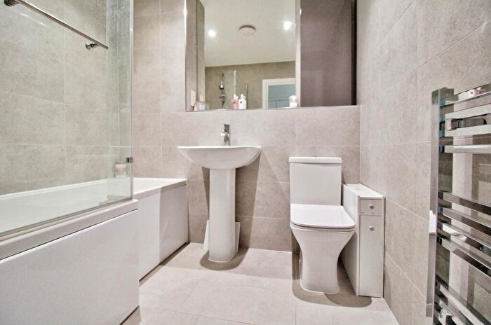 1 Bedroom Apartment For Sale In Faringdon Avenue, Romford, RM3