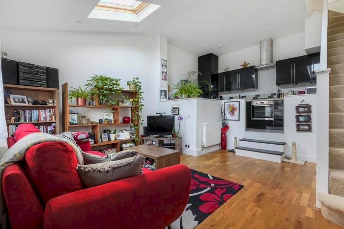 1 Bedroom Flat To Rent In Claygate, Surrey KT10