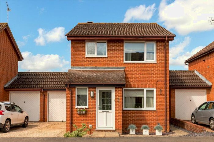 3 Bedroom Link Detached House For Sale In Wiltshire Grove, Warfield, Berkshire, RG42