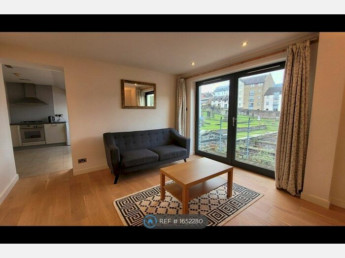 2 Bedroom Flat To Rent In Calton Road, Edinburgh, EH8