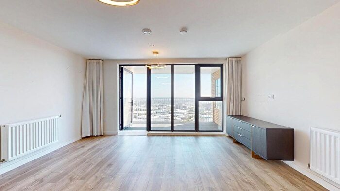 2 Bedroom Flat To Rent In Lakeside Drive, London, NW10