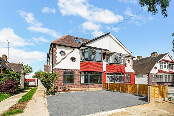 5 Bedroom Semi-Detached House For Sale In Silverthorn Gardens, North Chingford, E4