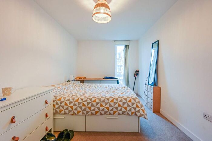 1 Bedroom Flat To Rent In White Horse Lane, Stepney, London, E1