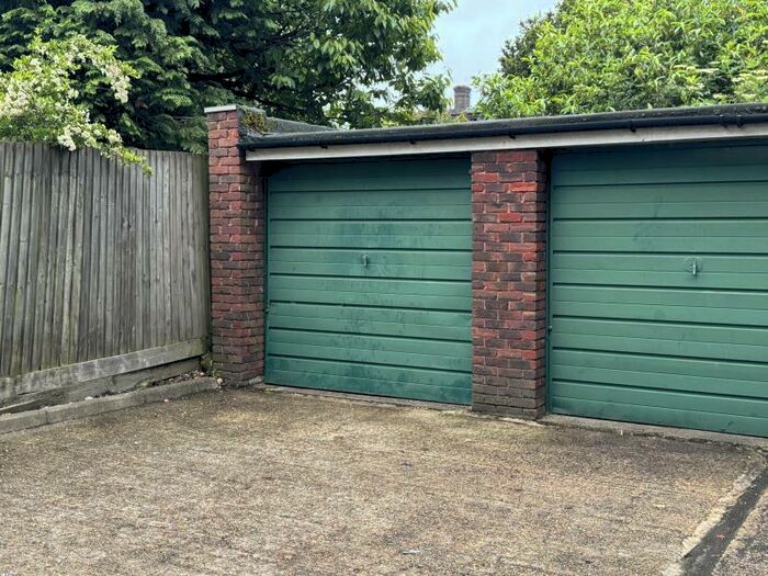 Garage / Parking To Rent In Rear Of Long Lane, Finchley, N3