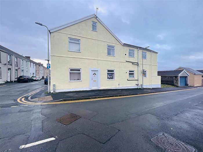 3 Bedroom Flat For Sale In Gilbert Road, Llanelli, SA15