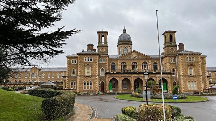 3 Bedroom Flat To Rent In Royal Drive, London, N11