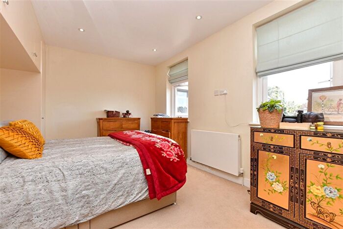 2 Bedroom Flat For Sale In Bell Street, Reigate, Surrey, RH2