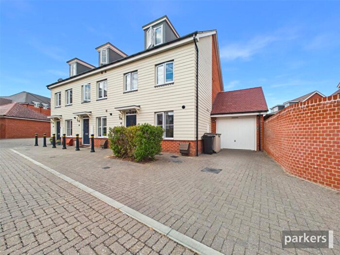 3 Bedroom End Of Terrace House For Sale In Oak Grove, Woodley, Reading, Berkshire, RG5