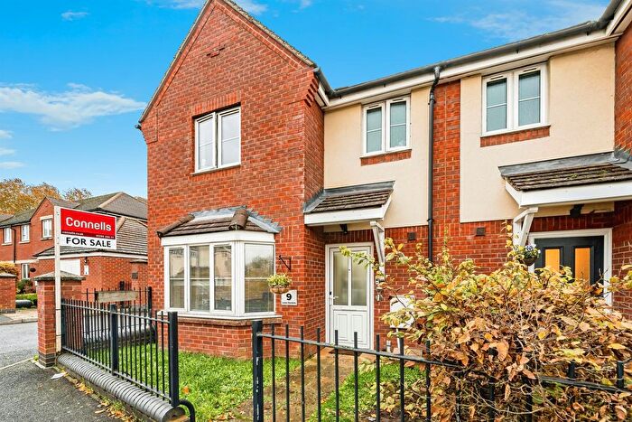 3 Bedroom End Of Terrace House For Sale In Lowe Gardens, Aylesbury, HP21