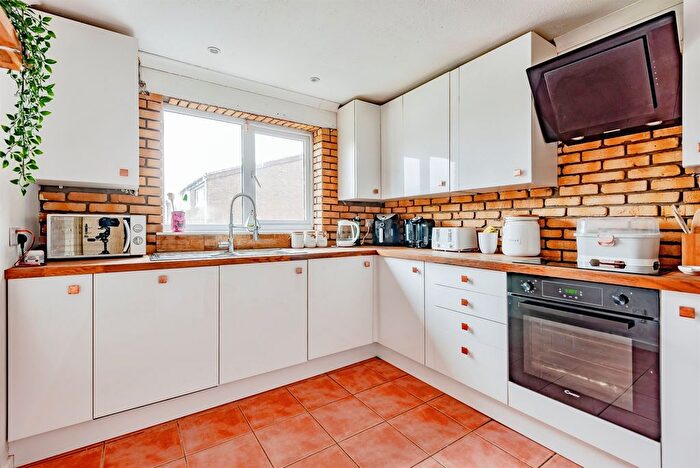 1 Bedroom Maisonette For Sale In The Brow, Spencer Way, Salfords, Redhill, RH1