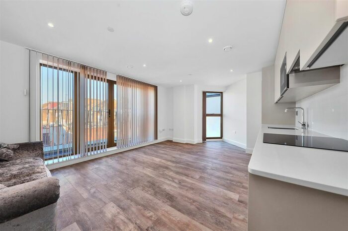 4 Bedroom Flat To Rent In High Road, London NW10