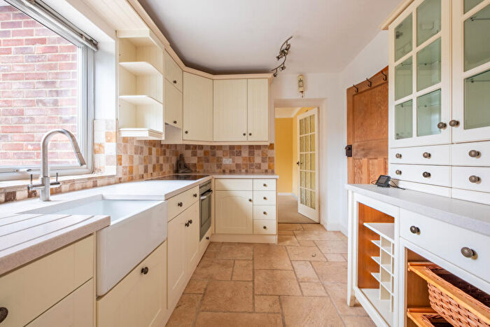 4 Bedroom Detached House For Sale In Furzebrook Road, Wareham, BH20 - Photo 6