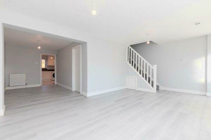 4 Bedroom Semi-Detached House To Rent In Carisbrooke Close, Maidenhead, SL6