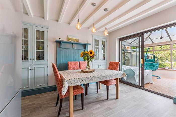 3 Bedroom Semi-Detached House For Sale In Laburnum Crescent, Kidlington, OX5