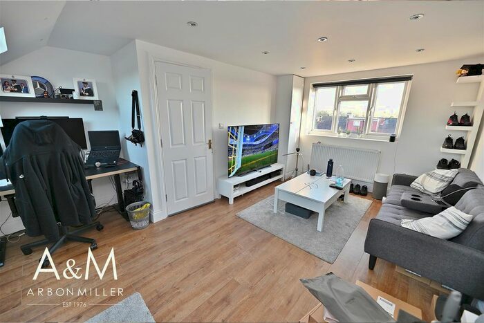 4 Bedroom Property To Rent In Bawdsey Avenue, Ilford, IG2