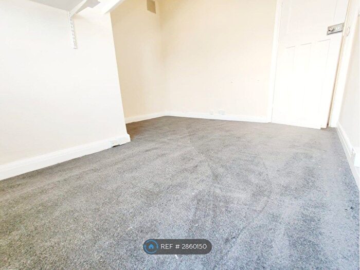 2 Bedroom Flat To Rent In West Barnes Lane, New Malden, KT3