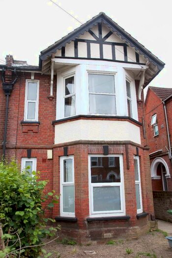 3 Bedroom Apartment To Rent In Alma Road, SO14