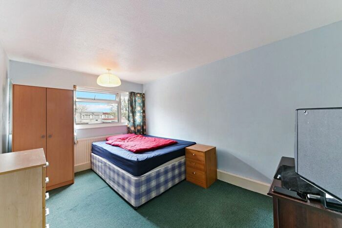 4 Bedroom Terraced House To Rent In Laburnum Grove, London, KT3