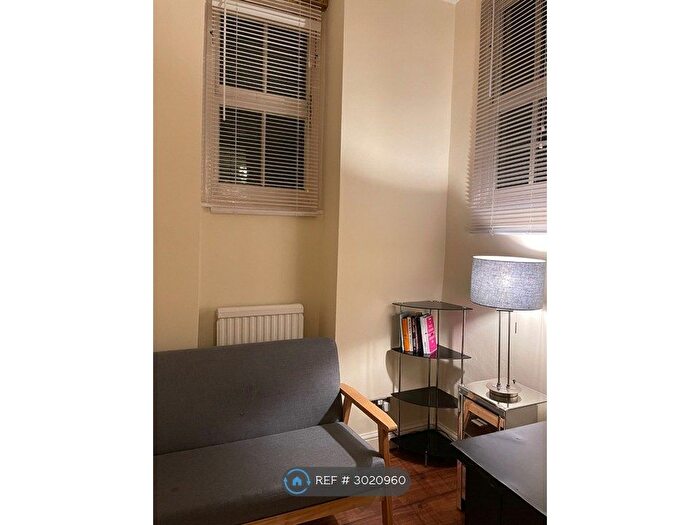 2 Bedroom Flat To Rent In Cavendish Mansions, London, EC1R