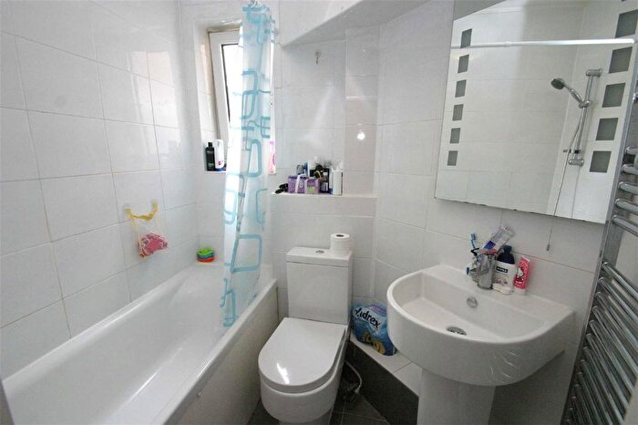 2 Bedroom Flat To Rent In Belvedere Court, - Upper Richmond Road, London, SW15