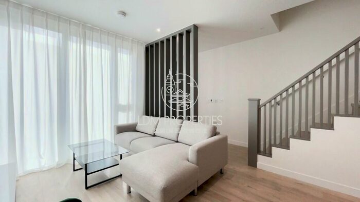 4 Bedroom Town House To Rent In (September) Springpark Drive, Woodberry Down, London, N4