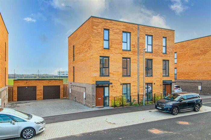 5 Bedroom Town House To Rent In Olympic Crescent, Brooklands, Milton Keynes, MK10