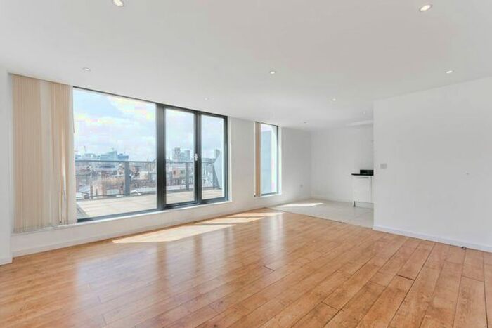 3 Bedroom Flat To Rent In Waterson Street, Hoxton, London, E2