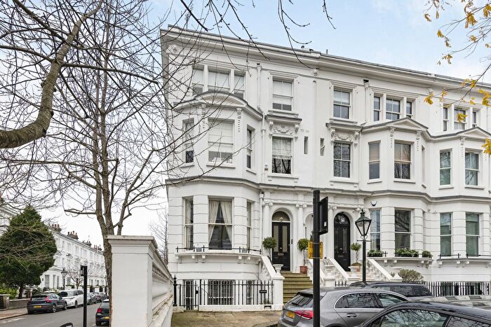 3 Bedroom Flat To Rent In Inverness Gardens, London, W8