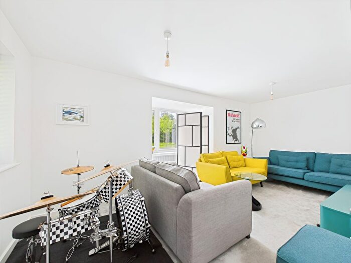 3 Bedroom Semi-Detached House For Sale In Pasteur Avenue, Faygate, RH12