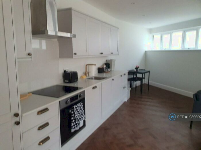 2 Bedroom Flat To Rent In Timber Hill Road, Caterham, CR3