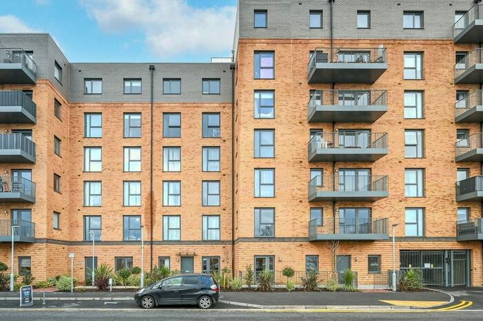 2 Bedroom Flat To Rent In Power Mill Close, New Malden, KT3