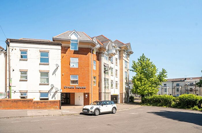 2 Bedroom Flat For Sale In Ordnance Road, Southampton, Hampshire, SO15