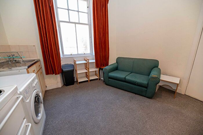 1 Bedroom Flat To Rent In Causewayside, Edinburgh, EH9