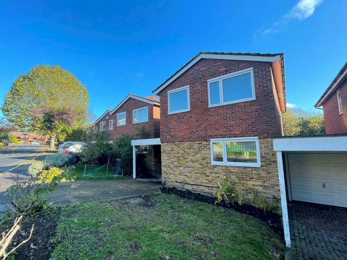 4 Bedroom Link Detached House To Rent In Minster Drive, Park Hill, East Croydon, CR0