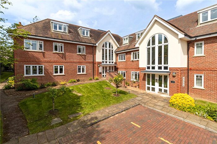 2 Bedroom Flat For Sale In Leyton Road, Harpenden, Hertfordshire, AL5