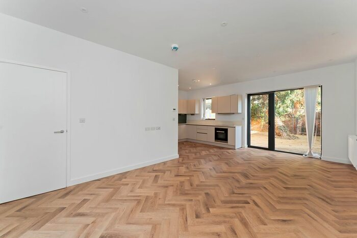 2 Bedroom Mews House To Rent In High Street Wanstead, London E11