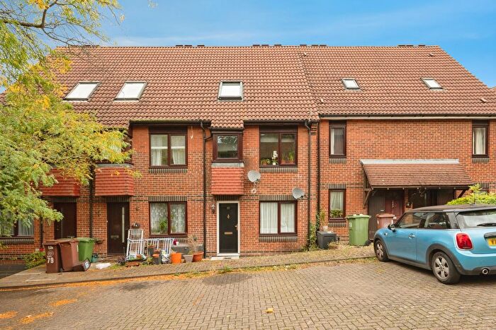 1 Bedroom Flat For Sale In Turnpike Lane, Sutton, SM1