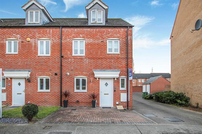4 Bedroom Town House To Rent In Dunlop Avenue, Farnley, Leeds, LS12