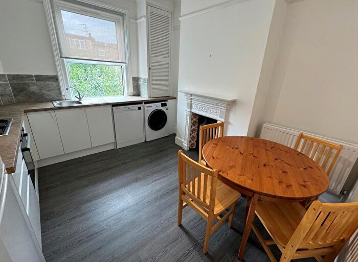 2 Bedroom Flat To Rent In Claverley Grove, Finchley, N3