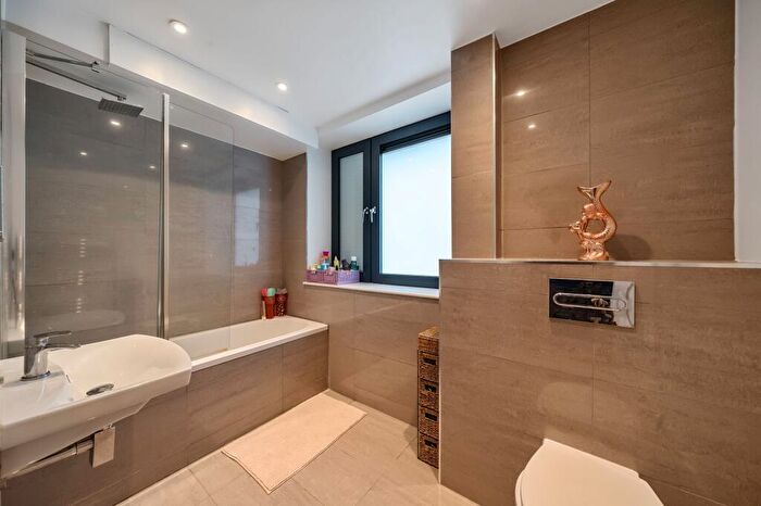 2 Bedroom Flat For Sale In Rotherhithe New Road, London, SE16
