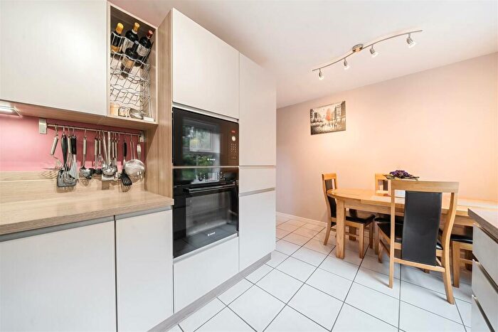 3 Bedroom End Of Terrace House For Sale In Forfield Drive, Beggarwood, RG22