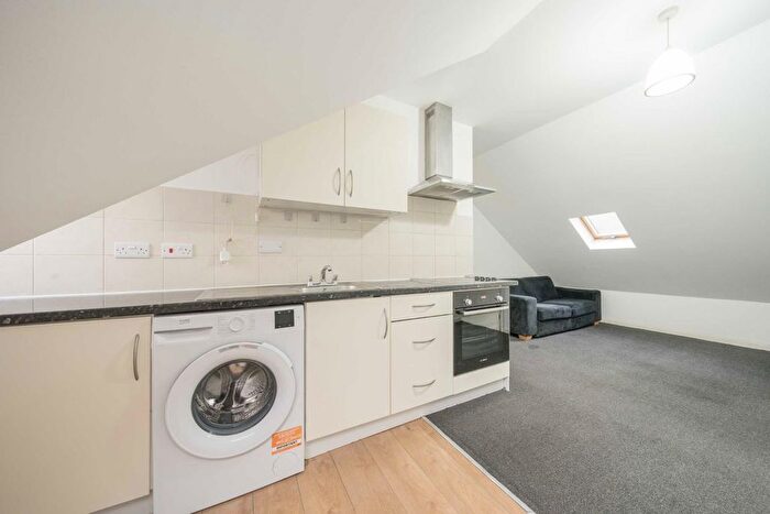 2 Bedroom Flat To Rent In Mountfield Road, Finchley, N3