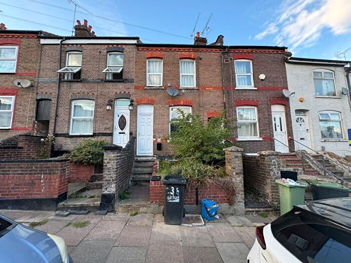 3 Bedroom Terraced House For Sale In Milton Road, Luton, LU1