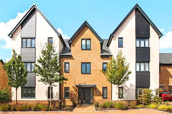 2 Bedroom Apartment For Sale In Buckler Ride, Crowthorne, Berkshire, RG45