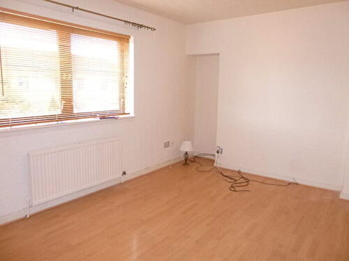 3 Bedroom Flat To Rent In West Pilton Avenue, Edinburgh, EH4